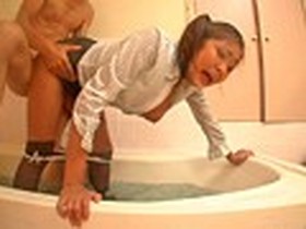 キレイな女と制服着たまま風呂　サンプル画像08